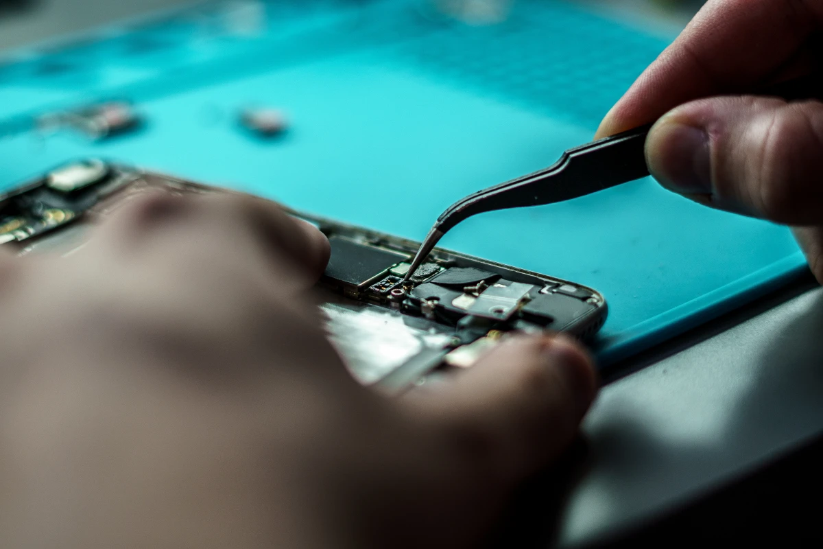 Révolution dans la réparation des smartphones : les nouvelles normes européennes sur les pièces détachées
